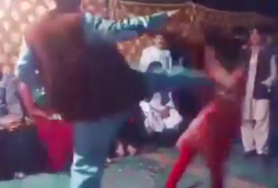 فيديو صادم.. راقصة باكستانية تتعرض لركلة مؤلمة خلال حفل زفاف! صورة رقم 5 فيديو صادم.. راقصة باكستانية تتعرض لركلة مؤلمة خلال حفل زفاف! صورة رقم 5