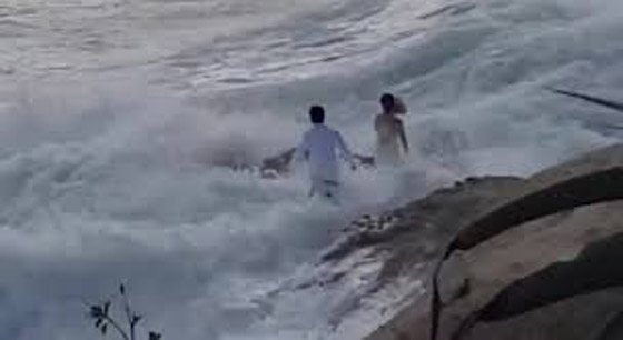 فيديو.. موجة عملاقة تفسد فرحة عروسين صورة رقم 6