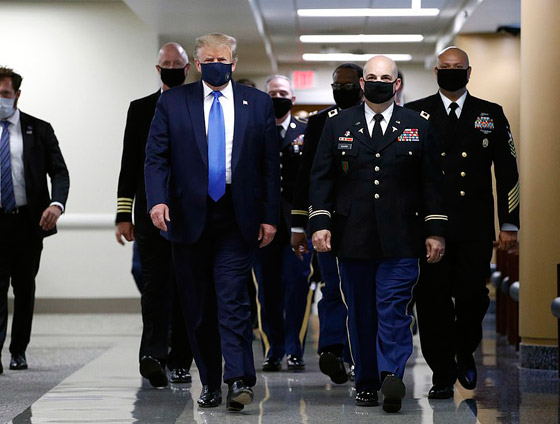 الرئيس الأمريكي دونالد ترامب يرتدي كمامة في مكان عام لأول مرة! صورة رقم 4 الرئيس الأمريكي دونالد ترامب يرتدي كمامة في مكان عام لأول مرة! صورة رقم 4