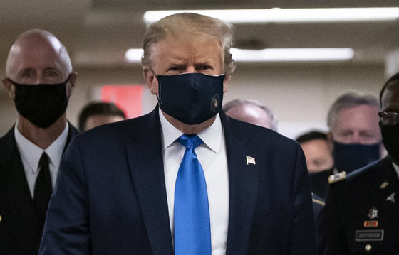الرئيس الأمريكي دونالد ترامب يرتدي كمامة في مكان عام لأول مرة! صورة رقم 7 الرئيس الأمريكي دونالد ترامب يرتدي كمامة في مكان عام لأول مرة! صورة رقم 7