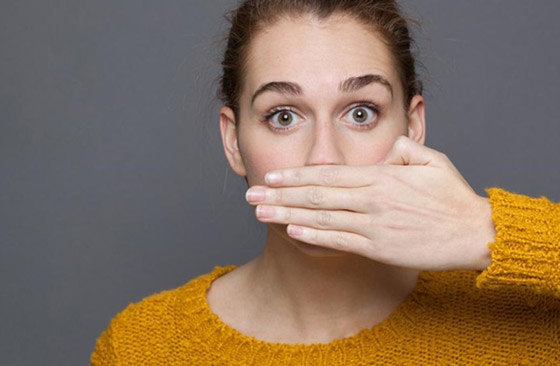 هل تشعر برائحة فم كريهة عند وضع القناع؟ إليك بعض الأسباب وراء هذه المشكلة صورة رقم 4