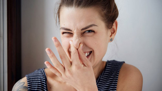 هل تشعر برائحة فم كريهة عند وضع القناع؟ إليك بعض الأسباب وراء هذه المشكلة صورة رقم 3