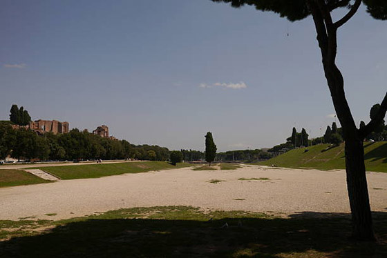 كورونا يحوّل أشهر ساحة قتال في التاريخ إلى دار أوبرا! صورة رقم 6