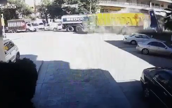 5 قتلى وجرحى بحادث سير مروع في لبنان بعد أن فقد سائق شاحنة سيطرته صورة رقم 1 5 قتلى وجرحى بحادث سير مروع في لبنان بعد أن فقد سائق شاحنة سيطرته صورة رقم 1