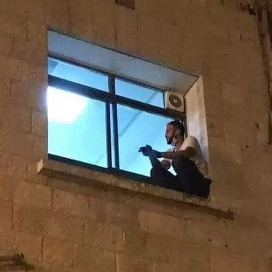 فلسطيني ظل يراقب والدته المصابة بكورونا من شباك المستشفى لحين وفاتها صورة رقم 1 فلسطيني ظل يراقب والدته المصابة بكورونا من شباك المستشفى لحين وفاتها صورة رقم 1