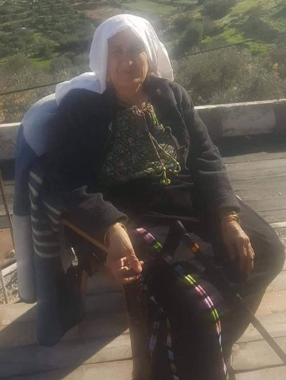 فلسطيني ظل يراقب والدته المصابة بكورونا من شباك المستشفى لحين وفاتها صورة رقم 4 فلسطيني ظل يراقب والدته المصابة بكورونا من شباك المستشفى لحين وفاتها صورة رقم 4