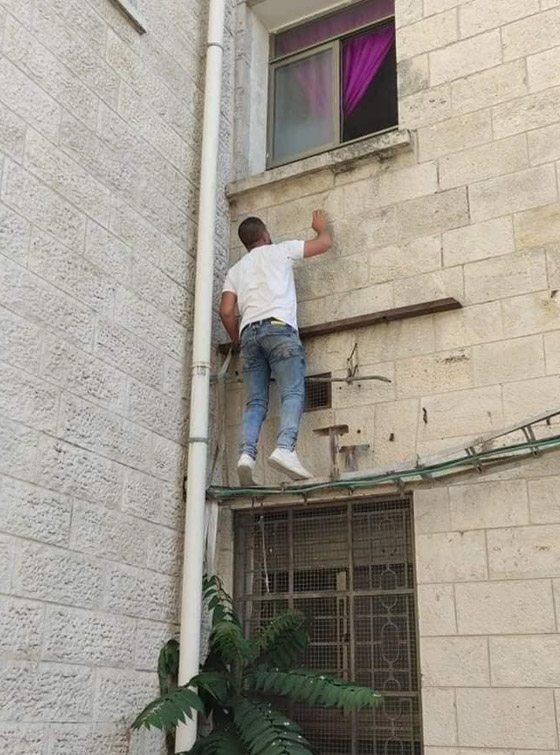 فلسطيني ظل يراقب والدته المصابة بكورونا من شباك المستشفى لحين وفاتها صورة رقم 6 فلسطيني ظل يراقب والدته المصابة بكورونا من شباك المستشفى لحين وفاتها صورة رقم 6