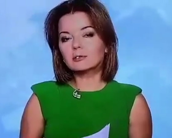 موقف محرج لمذيعة فقدت سنها الأمامي على الهواء أثناء تقديم الأخبار! صورة رقم 2 موقف محرج لمذيعة فقدت سنها الأمامي على الهواء أثناء تقديم الأخبار! صورة رقم 2