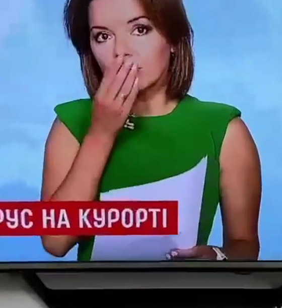 موقف محرج لمذيعة فقدت سنها الأمامي على الهواء أثناء تقديم الأخبار! صورة رقم 3 موقف محرج لمذيعة فقدت سنها الأمامي على الهواء أثناء تقديم الأخبار! صورة رقم 3