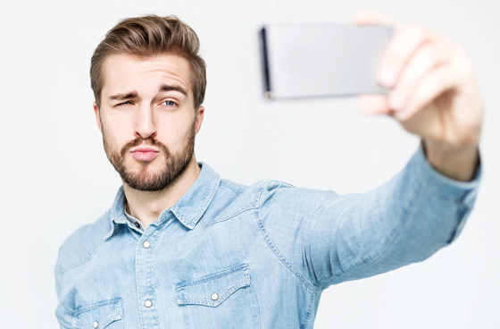 إنسان يعشق ذاته بشدة.. 6 علامات تحذرك أن شريكك شخص نرجسي! صورة رقم 10