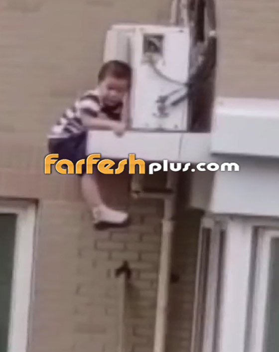 بالفيديو.. رجل ينقذ طفلا من الموت بعد سقوط مخيف من الطابق الخامس صورة رقم 2 بالفيديو.. رجل ينقذ طفلا من الموت بعد سقوط مخيف من الطابق الخامس صورة رقم 2