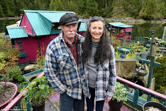 بنيا جزيرة منفصلة عن العالم منذ 29 عاماً..كيف يعيش ثنائي في عزلة تامة؟ صورة رقم 5