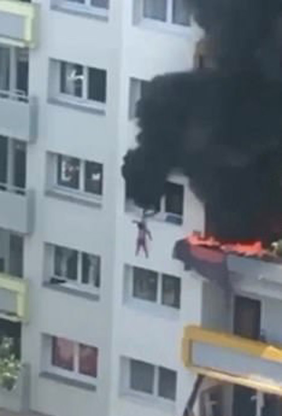 فيديو صادم.. إنقاذ مخيف لطفلين فرنسيين بعد اندلاع حريق في شقتهما صورة رقم 3 فيديو صادم.. إنقاذ مخيف لطفلين فرنسيين بعد اندلاع حريق في شقتهما صورة رقم 3
