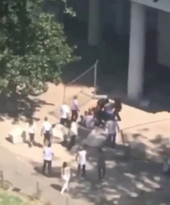 فيديو صادم.. إنقاذ مخيف لطفلين فرنسيين بعد اندلاع حريق في شقتهما صورة رقم 6 فيديو صادم.. إنقاذ مخيف لطفلين فرنسيين بعد اندلاع حريق في شقتهما صورة رقم 6