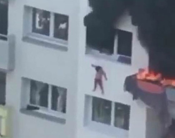 فيديو صادم.. إنقاذ مخيف لطفلين فرنسيين بعد اندلاع حريق في شقتهما صورة رقم 2 فيديو صادم.. إنقاذ مخيف لطفلين فرنسيين بعد اندلاع حريق في شقتهما صورة رقم 2