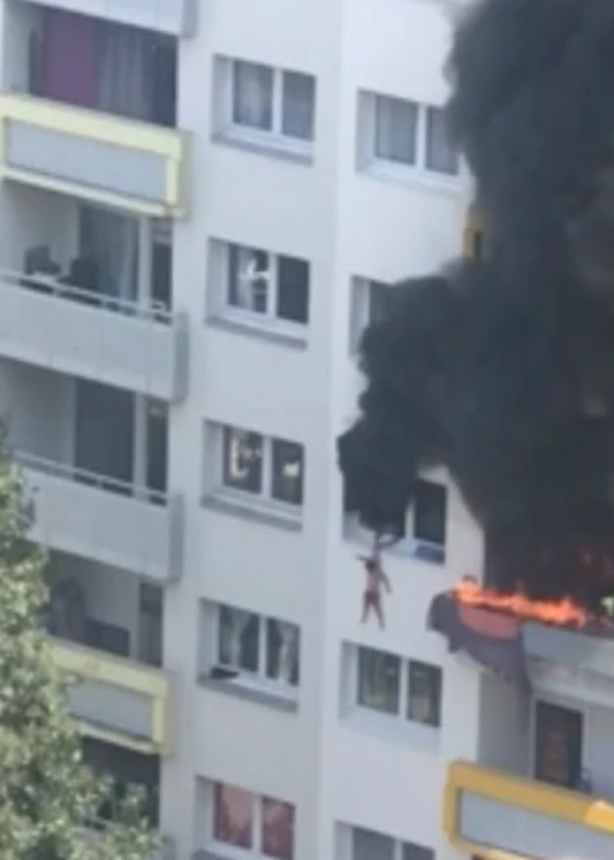 فيديو صادم.. إنقاذ مخيف لطفلين فرنسيين بعد اندلاع حريق في شقتهما صورة رقم 10 فيديو صادم.. إنقاذ مخيف لطفلين فرنسيين بعد اندلاع حريق في شقتهما صورة رقم 10