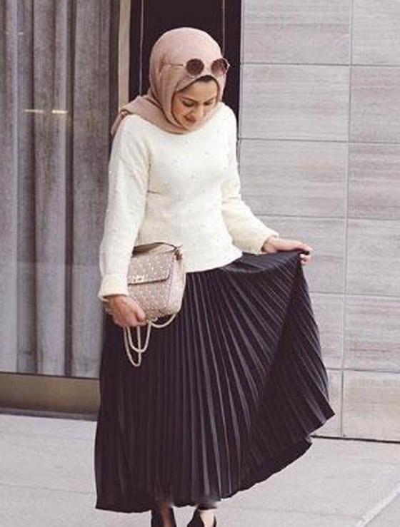 بالصور: إليكم أجمل إطلالات الفاشينيستا المحجبات بالتنورة البليسيه صورة رقم 2