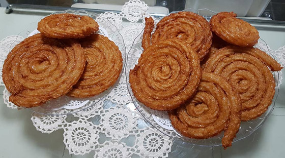أقراص ذهبية مغطسة بالقطر.. إليكم طريقة تحضير المشبك في المنزل صورة رقم 8 أقراص ذهبية مغطسة بالقطر.. إليكم طريقة تحضير المشبك في المنزل صورة رقم 8