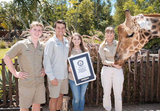 أطول زرافة في العالم تدخل موسوعة غينيس.. طوله 5.7 متر وله 10 صغار صورة رقم 2