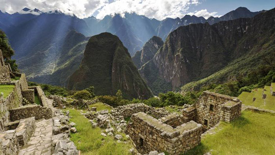 آثار وقطع وأماكن أثرية تئن وتعاني ويلات الصراعات وفضول السائحين! صورة رقم 2