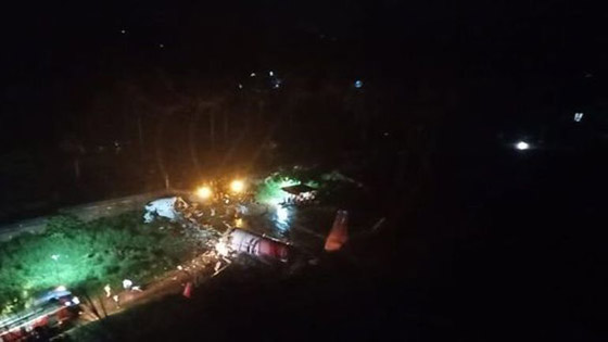 انشطار طائرة هندية لدى هبوطها وسقوط ضحايا صورة رقم 3