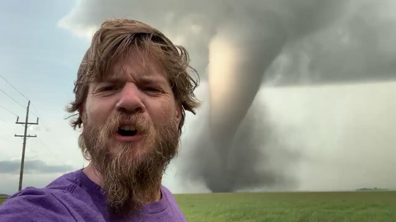 فيديو صادم: مصور يرصد إعصارا مخيفا مذهلا في كندا! صورة رقم 3 فيديو صادم: مصور يرصد إعصارا مخيفا مذهلا في كندا! صورة رقم 3