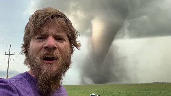 فيديو صادم: مصور يرصد إعصارا مخيفا مذهلا في كندا! صورة رقم 4 فيديو صادم: مصور يرصد إعصارا مخيفا مذهلا في كندا! صورة رقم 4