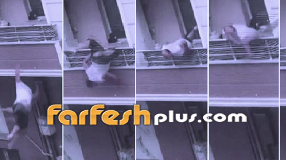 فيديو صادم.. تركي يتشاجر مع قريبه وفجأة يختل من الشرفة ويسقط! صورة رقم 1 فيديو صادم.. تركي يتشاجر مع قريبه وفجأة يختل من الشرفة ويسقط! صورة رقم 1