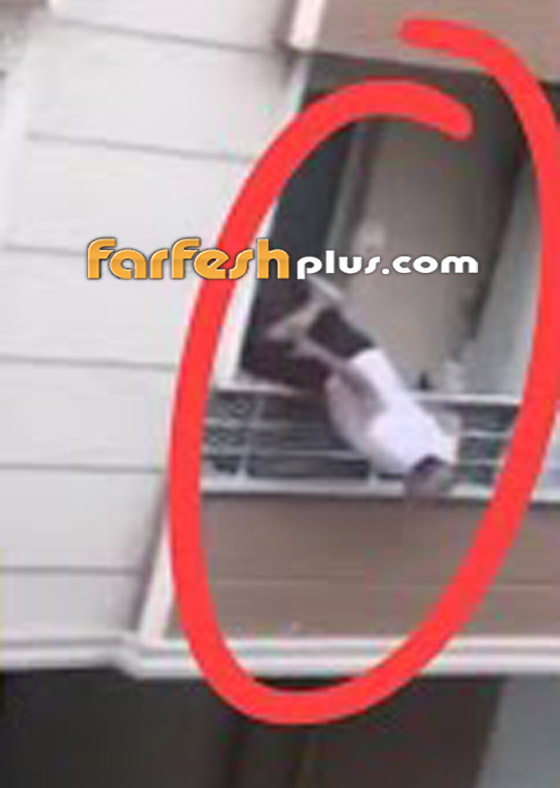 فيديو صادم.. تركي يتشاجر مع قريبه وفجأة يختل من الشرفة ويسقط! صورة رقم 2 فيديو صادم.. تركي يتشاجر مع قريبه وفجأة يختل من الشرفة ويسقط! صورة رقم 2