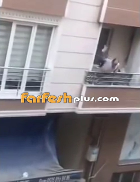 فيديو صادم.. تركي يتشاجر مع قريبه وفجأة يختل من الشرفة ويسقط! صورة رقم 3 فيديو صادم.. تركي يتشاجر مع قريبه وفجأة يختل من الشرفة ويسقط! صورة رقم 3