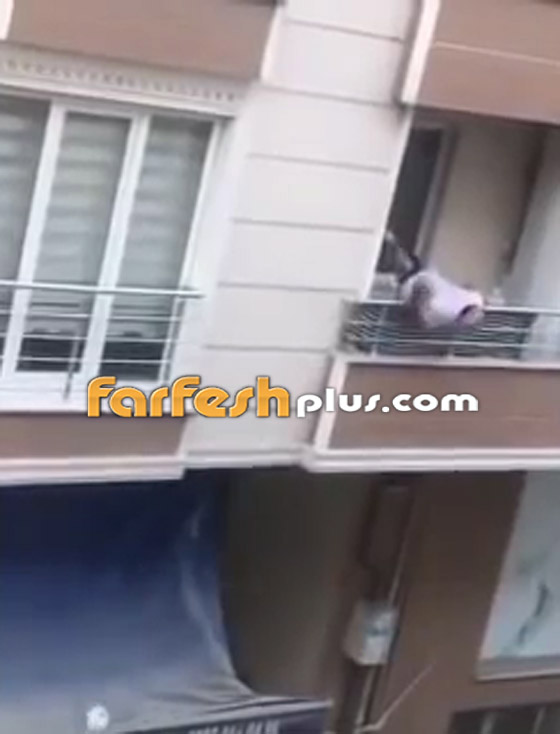 فيديو صادم.. تركي يتشاجر مع قريبه وفجأة يختل من الشرفة ويسقط! صورة رقم 4 فيديو صادم.. تركي يتشاجر مع قريبه وفجأة يختل من الشرفة ويسقط! صورة رقم 4