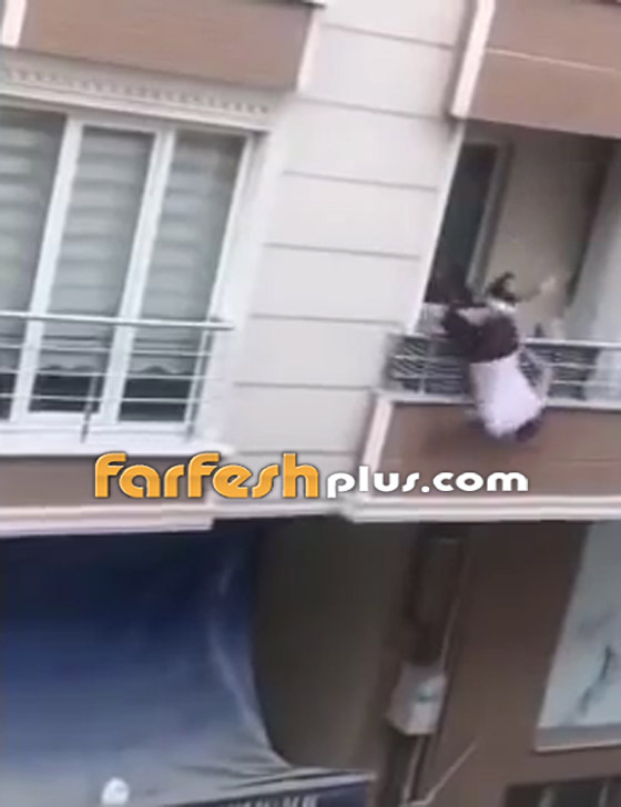 فيديو صادم.. تركي يتشاجر مع قريبه وفجأة يختل من الشرفة ويسقط! صورة رقم 5 فيديو صادم.. تركي يتشاجر مع قريبه وفجأة يختل من الشرفة ويسقط! صورة رقم 5