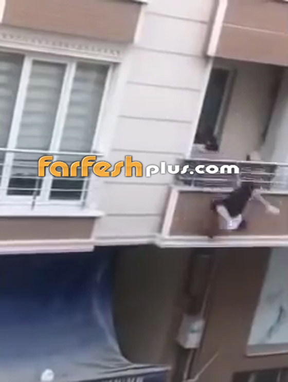 فيديو صادم.. تركي يتشاجر مع قريبه وفجأة يختل من الشرفة ويسقط! صورة رقم 6 فيديو صادم.. تركي يتشاجر مع قريبه وفجأة يختل من الشرفة ويسقط! صورة رقم 6