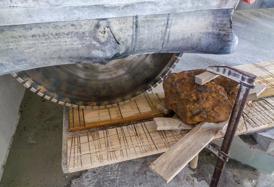 بالصور: اكتشاف نيزك تاريخي ضخم في حديقة منزل في ألمانيا صورة رقم 5