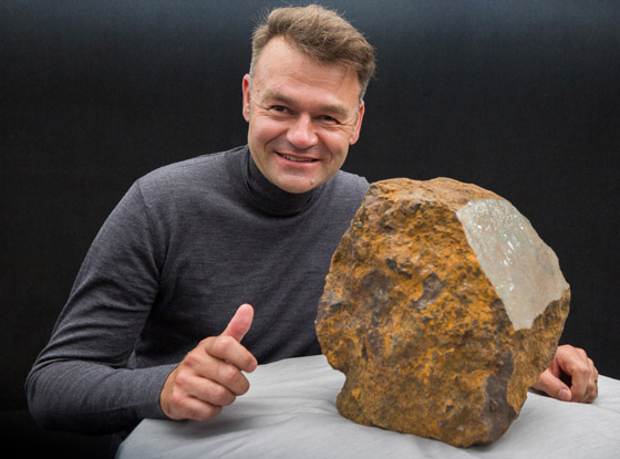 بالصور: اكتشاف نيزك تاريخي ضخم في حديقة منزل في ألمانيا صورة رقم 12