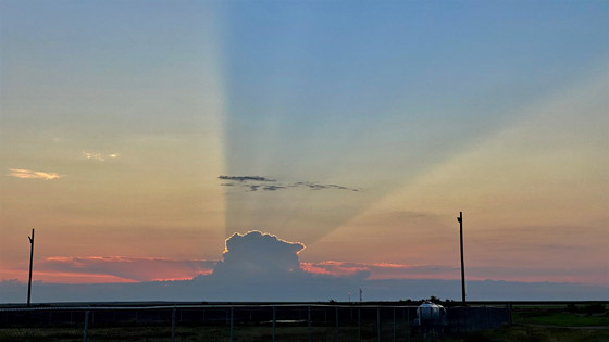 صورة مثيرة لعاصفة رعدية معزولة حجبت شروق الشمس بالكامل! صورة رقم 1
