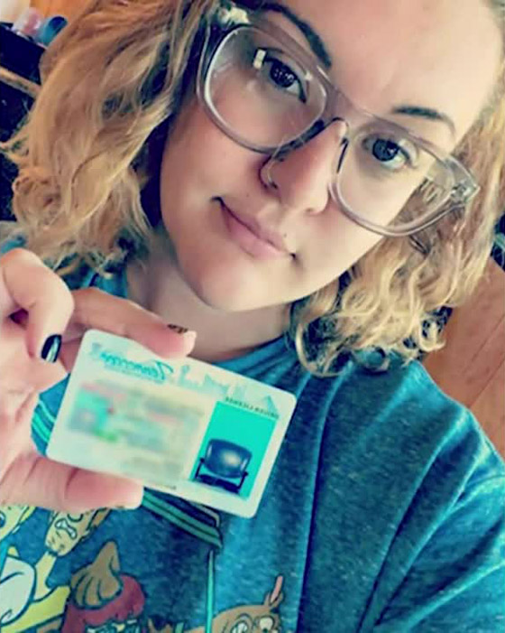 استبدلوا وجهها بمقعد شاغر.. خطأ غريب في رخصة قيادة خاصة بأمريكية! صورة رقم 2