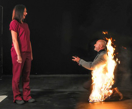 مشهد غريب وصادم: طلب يد حبيبته والنيران مشتعلة فيه! صور وفيديو صورة رقم 1