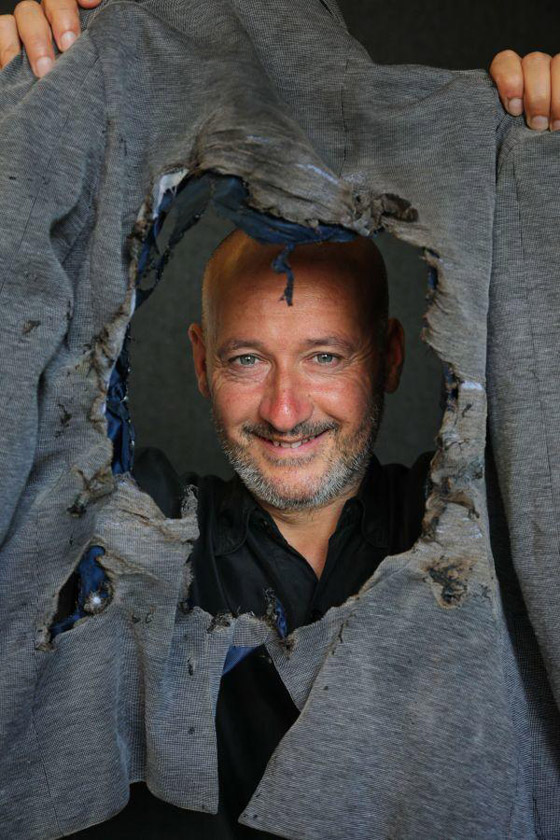 مشهد غريب وصادم: طلب يد حبيبته والنيران مشتعلة فيه! صور وفيديو صورة رقم 2