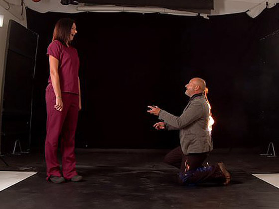 مشهد غريب وصادم: طلب يد حبيبته والنيران مشتعلة فيه! صور وفيديو صورة رقم 3