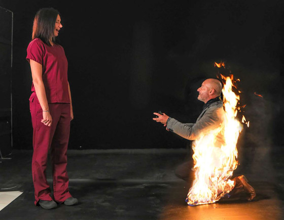 مشهد غريب وصادم: طلب يد حبيبته والنيران مشتعلة فيه! صور وفيديو صورة رقم 7