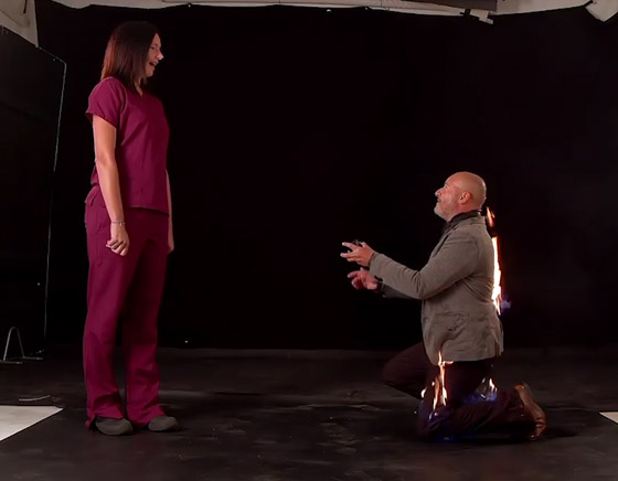 مشهد غريب وصادم: طلب يد حبيبته والنيران مشتعلة فيه! صور وفيديو صورة رقم 5