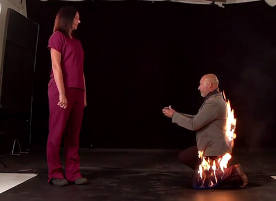 مشهد غريب وصادم: طلب يد حبيبته والنيران مشتعلة فيه! صور وفيديو صورة رقم 6