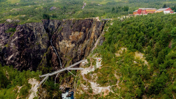 أعجوبة معمارية.. ما رأيك بعبور جسر يطفو فوق شلال بالنرويج؟ صور صورة رقم 4
