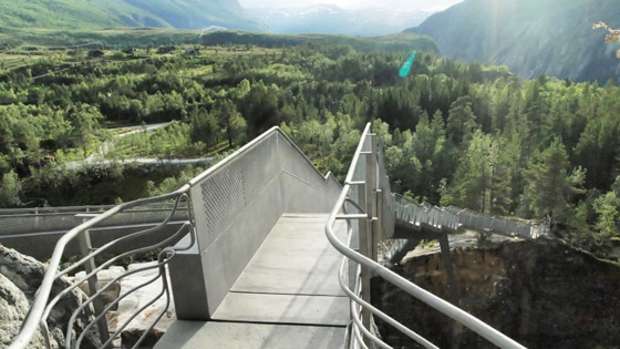 أعجوبة معمارية.. ما رأيك بعبور جسر يطفو فوق شلال بالنرويج؟ صور صورة رقم 2
