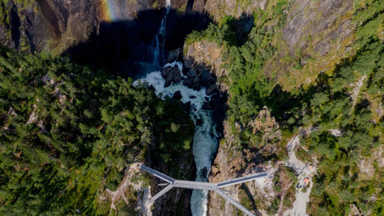 أعجوبة معمارية.. ما رأيك بعبور جسر يطفو فوق شلال بالنرويج؟ صور صورة رقم 3