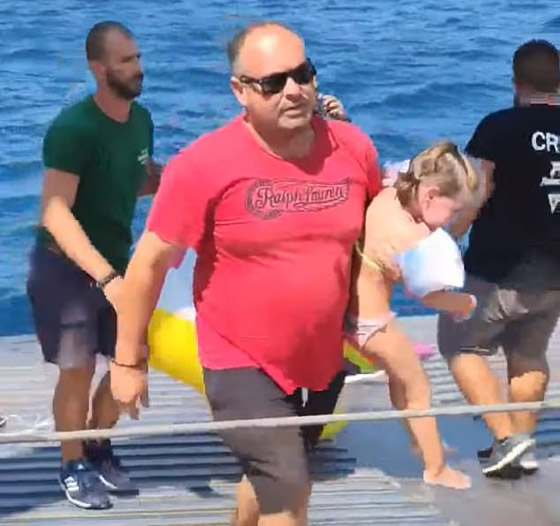 نجت بأعجوبة: فيديو صادم لطفلة تائهة في عرض البحر على بالون سباحة! صورة رقم 4 نجت بأعجوبة: فيديو صادم لطفلة تائهة في عرض البحر على بالون سباحة! صورة رقم 4
