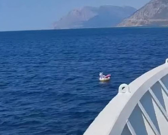 نجت بأعجوبة: فيديو صادم لطفلة تائهة في عرض البحر على بالون سباحة! صورة رقم 5 نجت بأعجوبة: فيديو صادم لطفلة تائهة في عرض البحر على بالون سباحة! صورة رقم 5