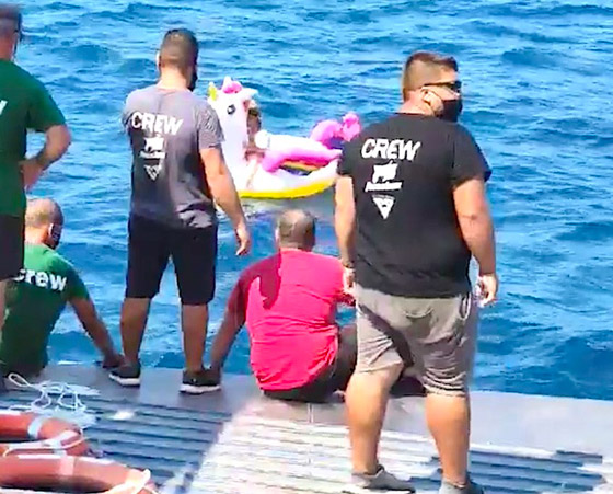 نجت بأعجوبة: فيديو صادم لطفلة تائهة في عرض البحر على بالون سباحة! صورة رقم 6 نجت بأعجوبة: فيديو صادم لطفلة تائهة في عرض البحر على بالون سباحة! صورة رقم 6