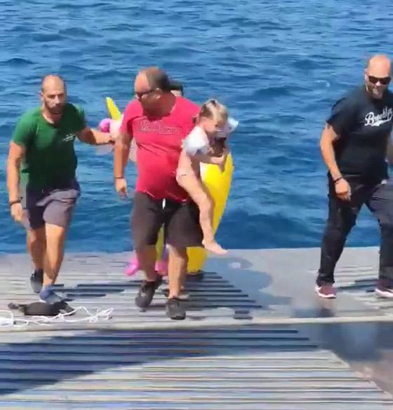 نجت بأعجوبة: فيديو صادم لطفلة تائهة في عرض البحر على بالون سباحة! صورة رقم 9 نجت بأعجوبة: فيديو صادم لطفلة تائهة في عرض البحر على بالون سباحة! صورة رقم 9